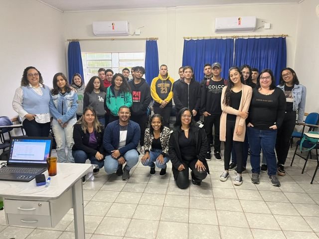 Coordenadoria e jovens de Regente Feijó conversam sobre política foto